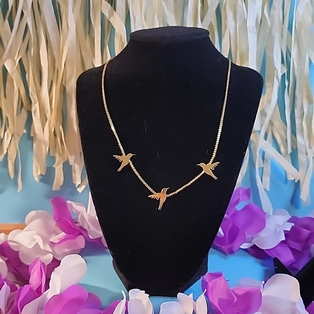 3 necklaces and 1 bracelet Vintage Costume Jewelry. - Picture 4 of 5